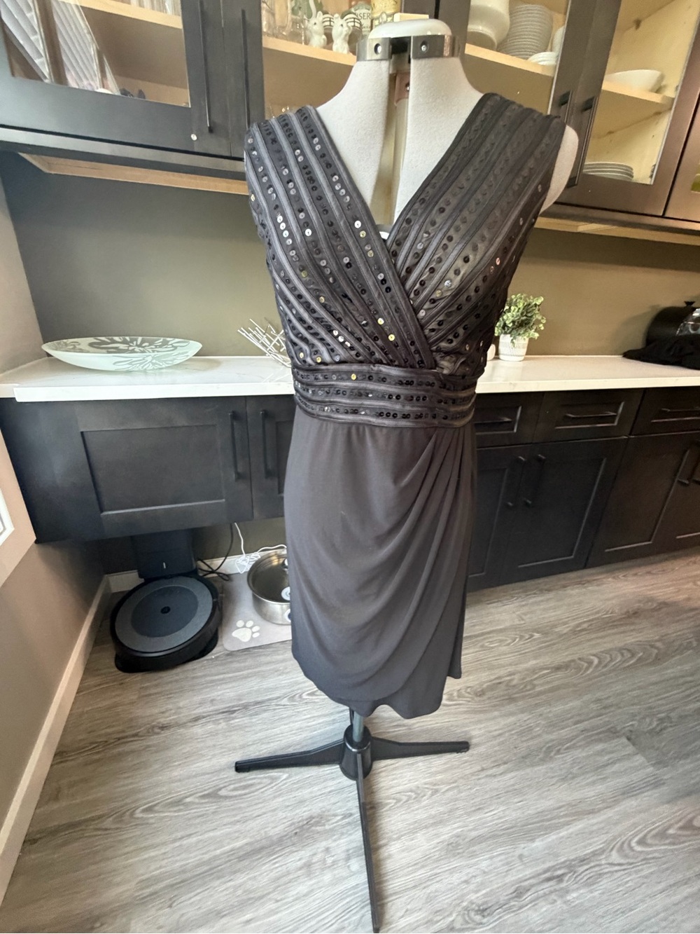 Sleeveless Embellished V-Neck Cocktail Dress in Black